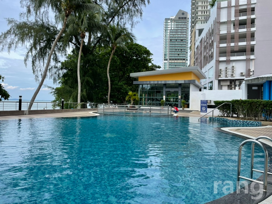 Mercure Penang Beach pool 2