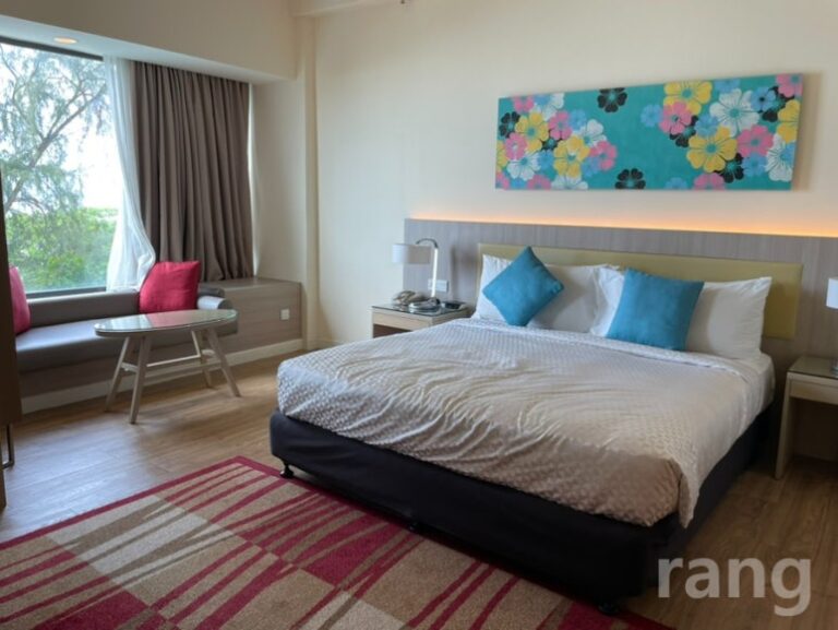 Mercure Penang Beach room bed