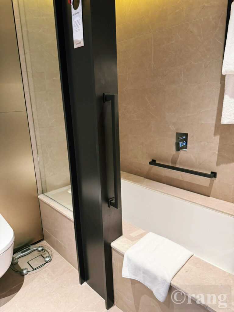 Swissotel The Stamford Singapore Executive Prestige bath2