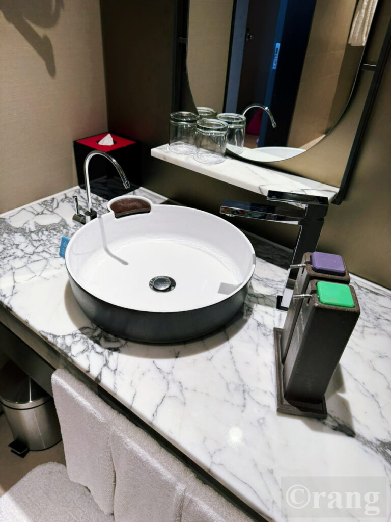 Swissotel The Stamford Singapore review — bathroom with filtered water tap