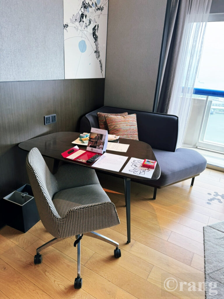 Swissotel The Stamford Singapore room desk
