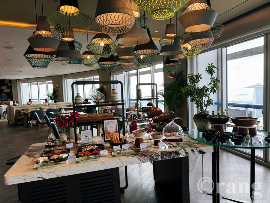 Swissotel The Stamford breakfast lounge