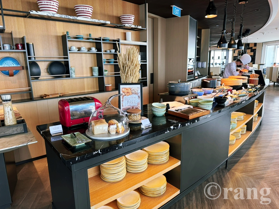 Swissotel The Stamford breakfast lounge