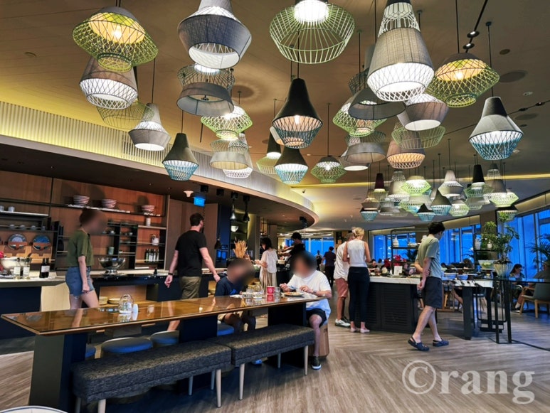 Swissotel The Stamford Facilities lounge