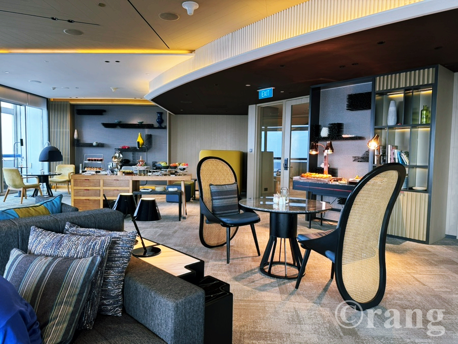 Swissotel The Stamford lounge kids