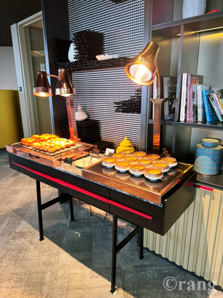 Swissotel The Stamford lounge kids