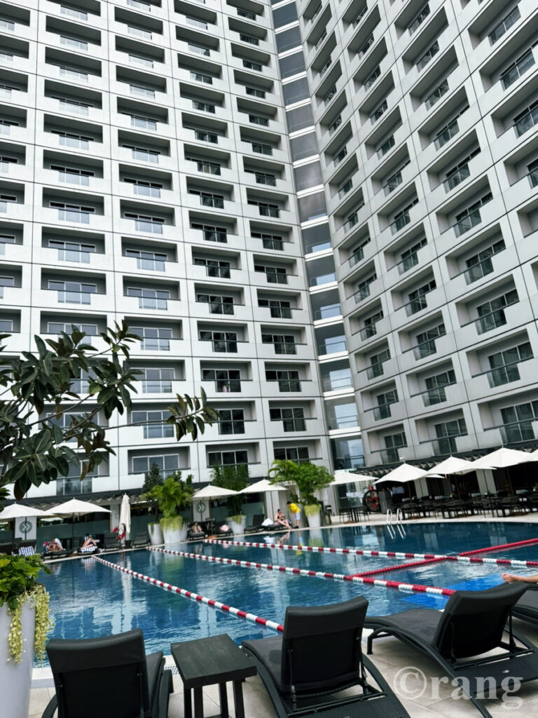 Swissotel The Stamford pool