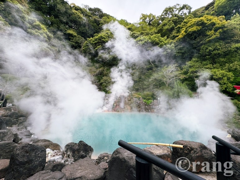 Umi Jigoku Beppu cobalt-blue hot spring pond with rising steam